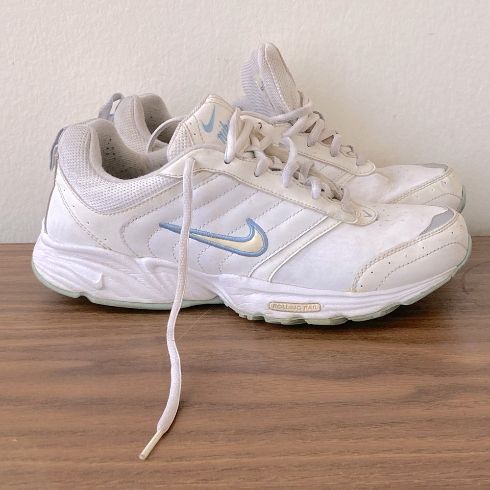 Sold: Womens Sz 9 Nike Rolling rail walking shoes